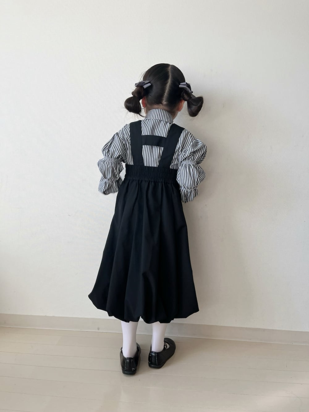 ブラック系のシャツ/ブラウス、ブラック系のワンピース、ブラック系のスーツジャケットを着用したキッズの冬コーディネートの5枚目の写真