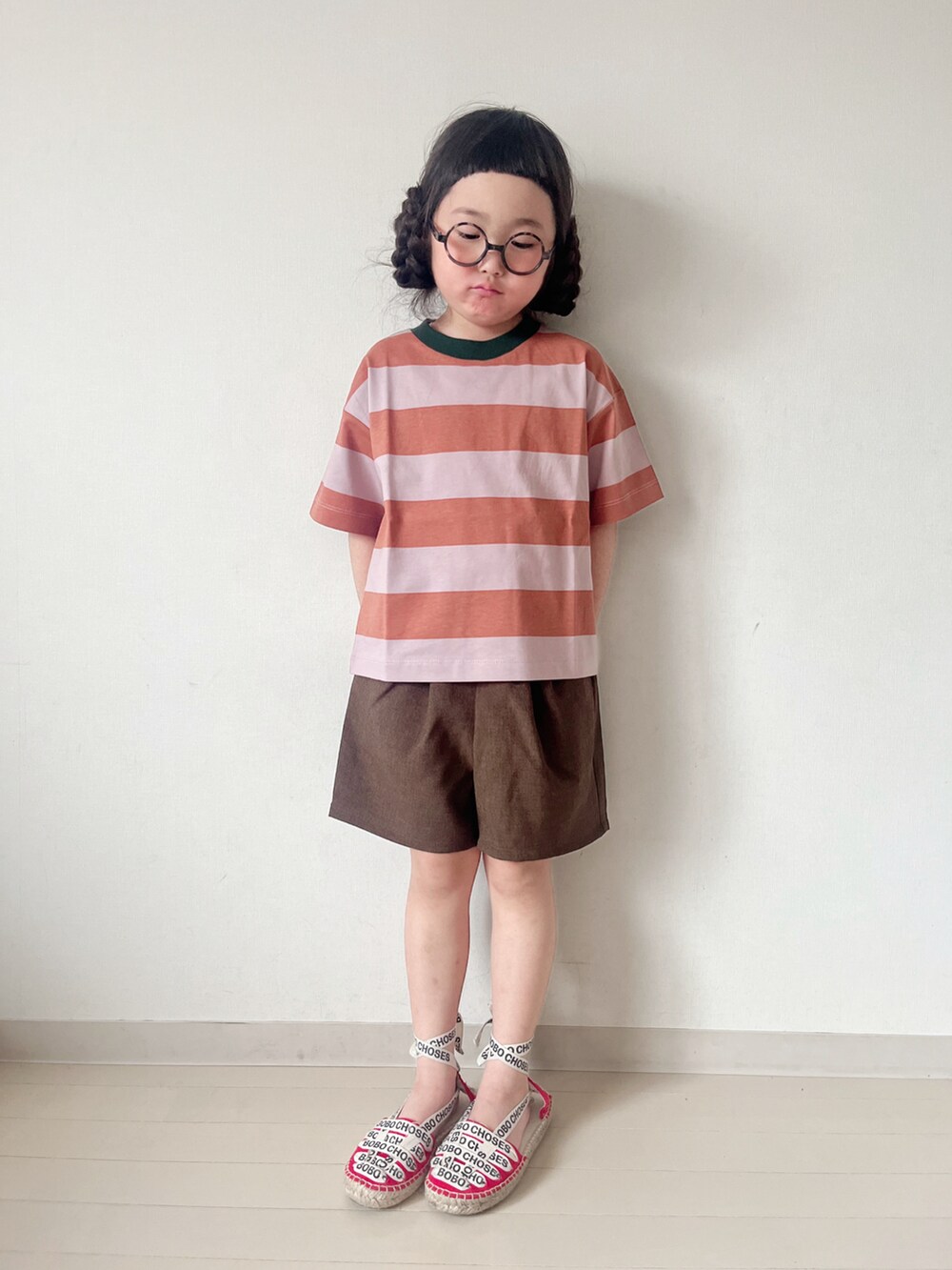 パープル系のTシャツ/カットソー、ブラウン系のその他パンツ、レッド系のサンダルを着用したキッズの夏コーディネートの5枚目の写真