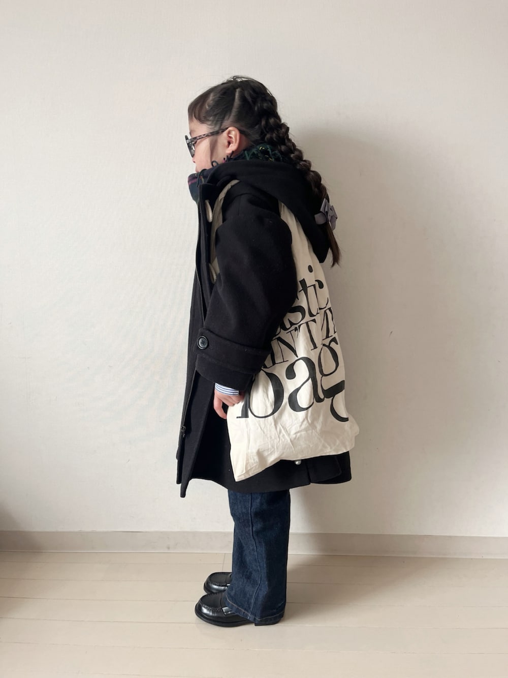 ブラック系のダッフルコート、ブルー系のシャツ/ブラウス、ブラック系のローファーを着用したキッズの冬コーディネートの2枚目の写真