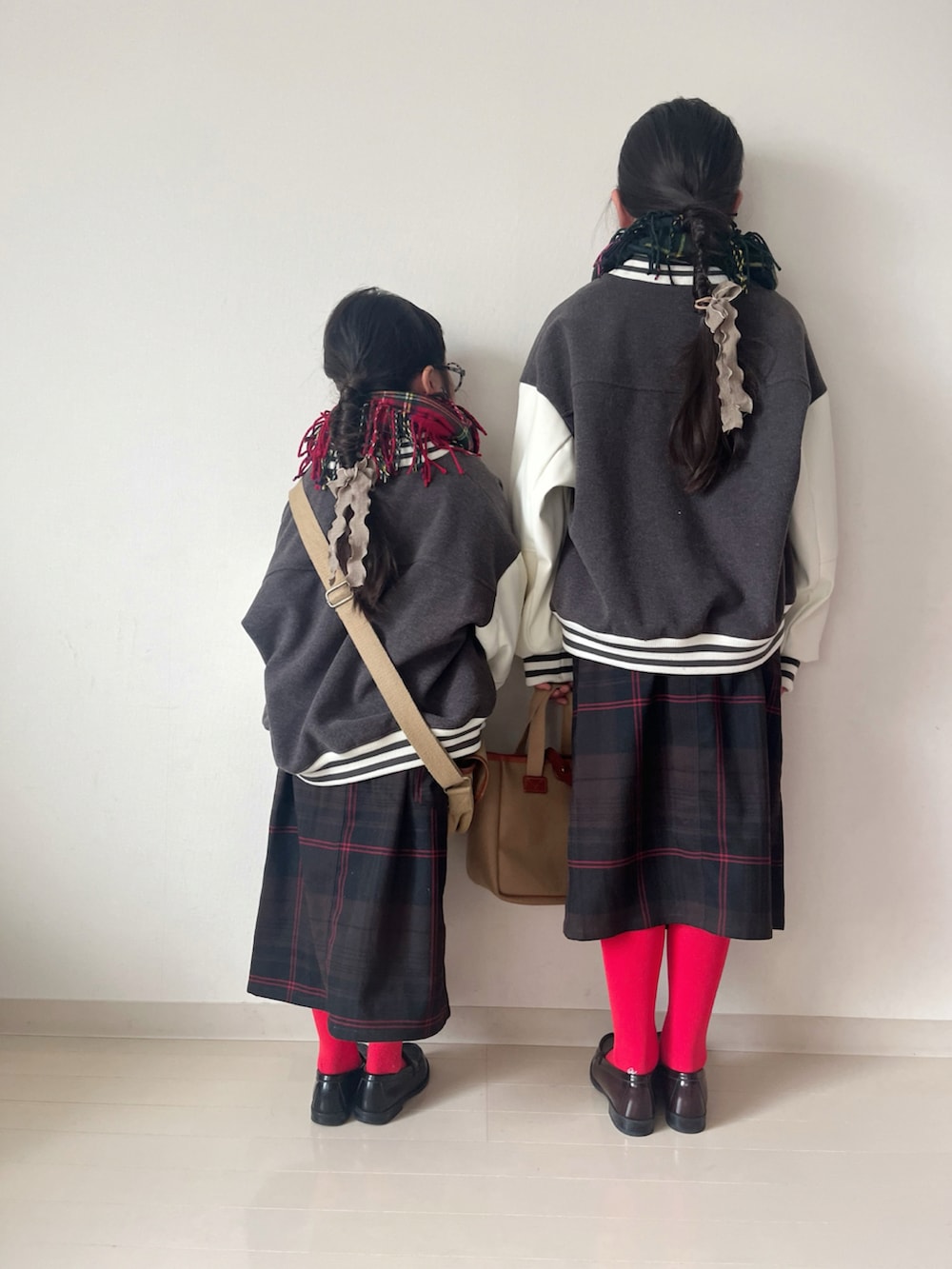 グレー系のスタジャン、グレー系のスタジャン、ホワイト系のニット/セーターを着用したキッズの冬コーディネートの5枚目の写真