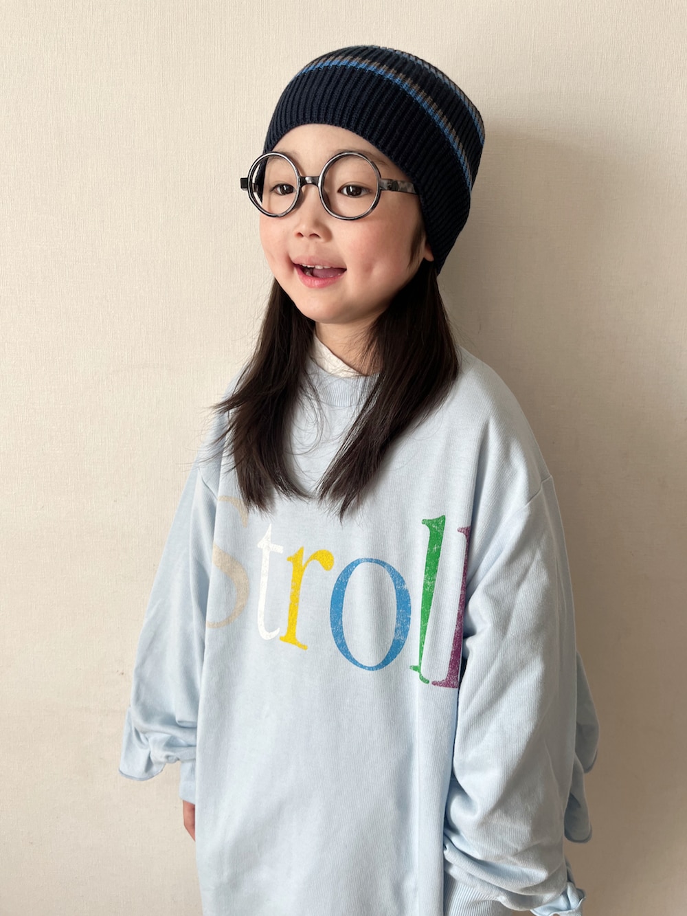 ブルー系のワンピース、ブルー系のジャージ、ベージュ系のスニーカーを着用したキッズの春コーディネートの2枚目の写真