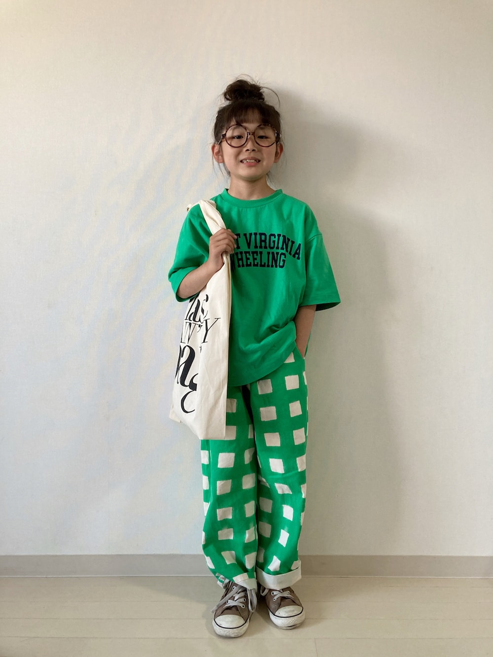 グリーン系のTシャツ/カットソー、グリーン系のその他パンツ、ブラウン系のスニーカーを着用したキッズの夏コーディネートの4枚目の写真