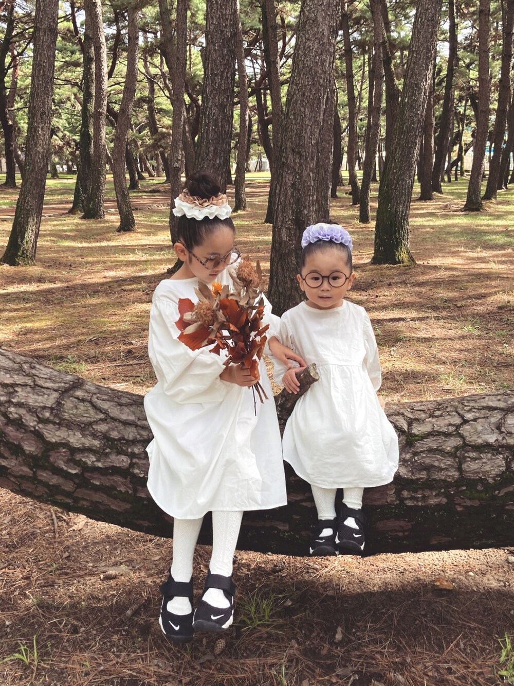 ブラック系のスニーカーを着用したキッズの冬コーディネートの4枚目の写真