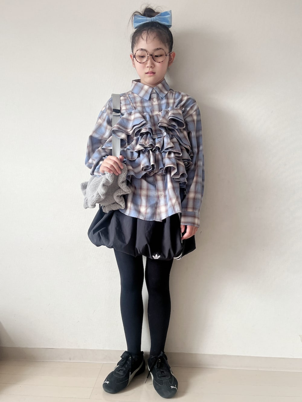 ブルー系のキャミソール、ブルー系のシャツ/ブラウス、ブラック系のスカートを着用したキッズの秋コーディネートの2枚目の写真