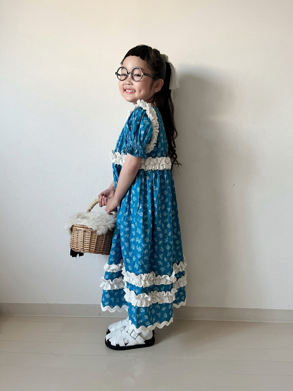 「春夏コーデ、ワンピース、デートコーデ、お出かけコーデ、グルカサンダル、サンダル、めがね、かごバッグ」｜「LOWRYS FARMのＩＮＤＩＡＩＳプリントワンピースＳＳ　112151（ワンピース、ブルー系）」を使った、* 𝚝𝚘𝚛𝚒𝚌𝚘𝚝*さん（キッズ・100cm）の春コーディネートの2枚目の写真