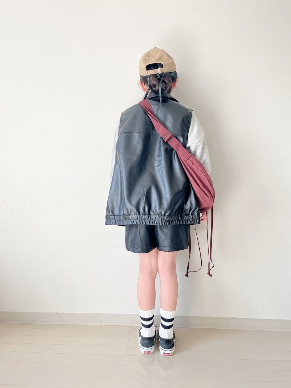 グレー系のスウェット、ブラック系のジャケット/アウター、ブラック系のその他パンツを着用したキッズの冬コーディネートの5枚目の写真