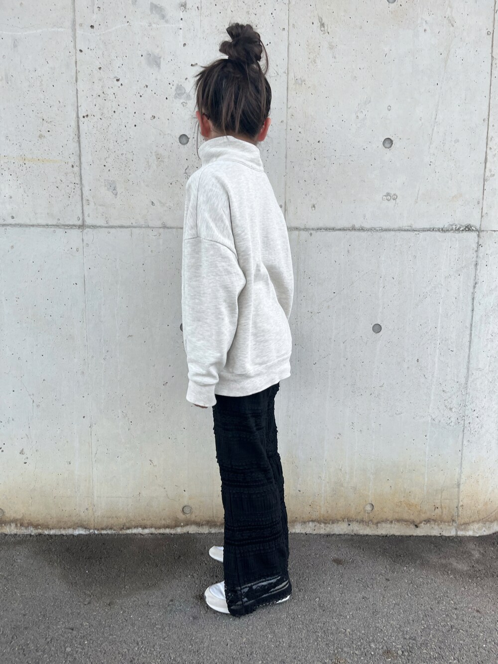 ブラック系のその他パンツ、ホワイト系のスウェット、ホワイト系のスニーカーを着用したキッズの秋コーディネートの5枚目の写真