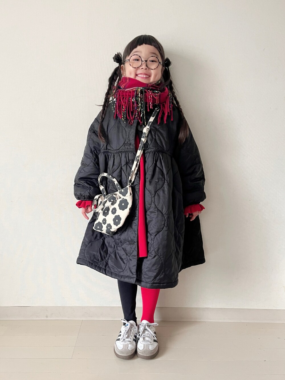 「真冬のあったかスタイル、ニットワンピース、マフラーぐるぐる、レイヤードスタイル、カーディガン、ニット、赤、モード、お出かけコーデ、きれいめカジュアル、キルティング、ショルダーバッグ、カラータイツ、PR」|「LOWRYS FARMのリブニットワンピースLS 283734(ワンピース、レッド系)」を使った、* 𝚝𝚘𝚛𝚒𝚌𝚘𝚝*さん(キッズ・110cm)の冬コーディネートの2枚目の写真