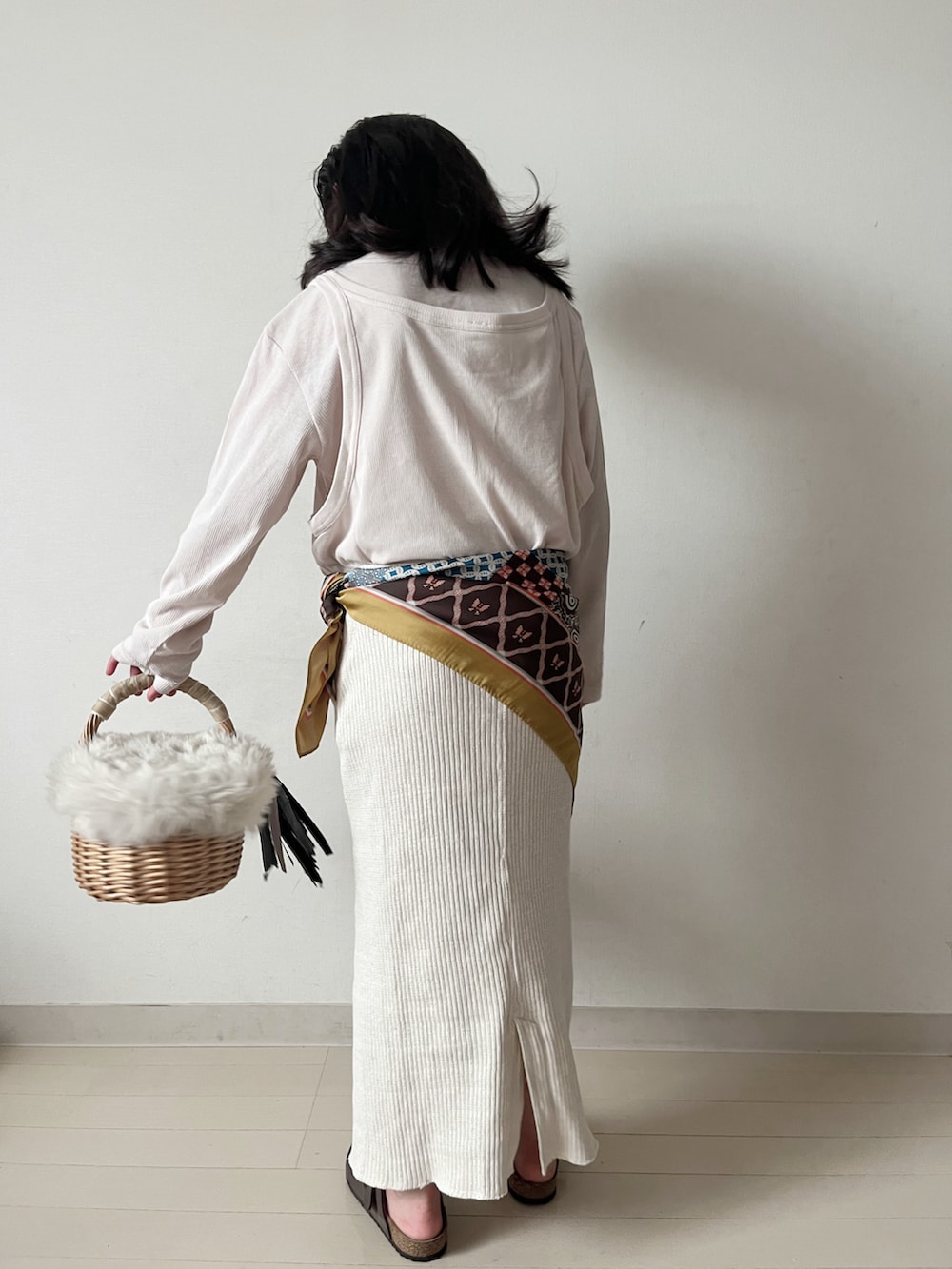 ベージュ系のTシャツ/カットソー、ベージュ系のスカート、イエロー系のバンダナ/スカーフを着用したキッズの秋コーディネートの3枚目の写真