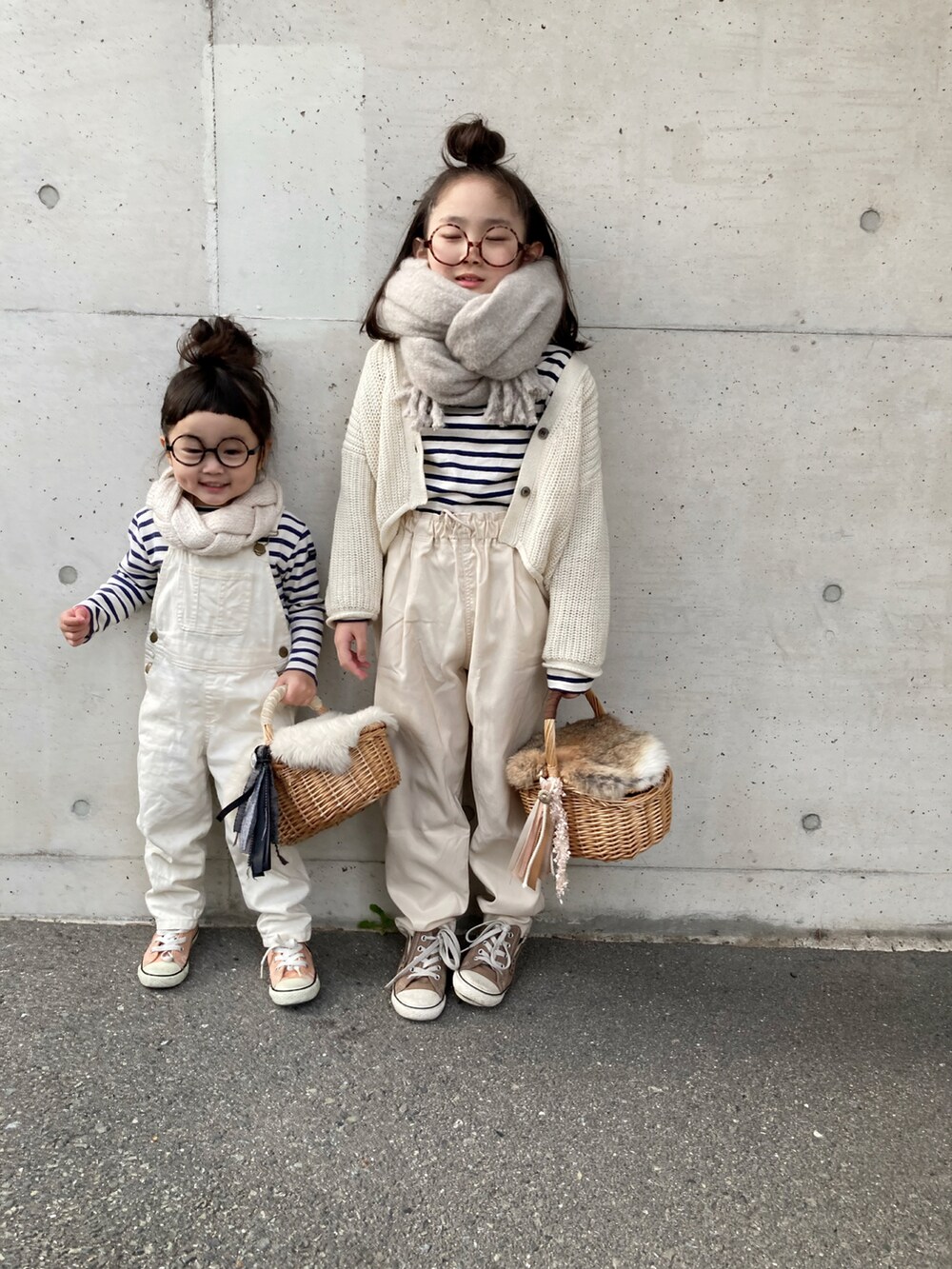 ブルー系のTシャツ/カットソー、ホワイト系のTシャツ/カットソー、ベージュ系のその他パンツを着用したキッズの冬コーディネートの3枚目の写真