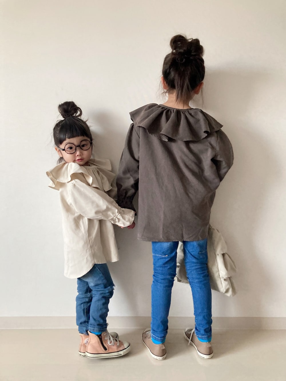グレー系のシャツ/ブラウス、ホワイト系のシャツ/ブラウス、ブルー系のデニムパンツを着用したキッズの秋コーディネートの3枚目の写真