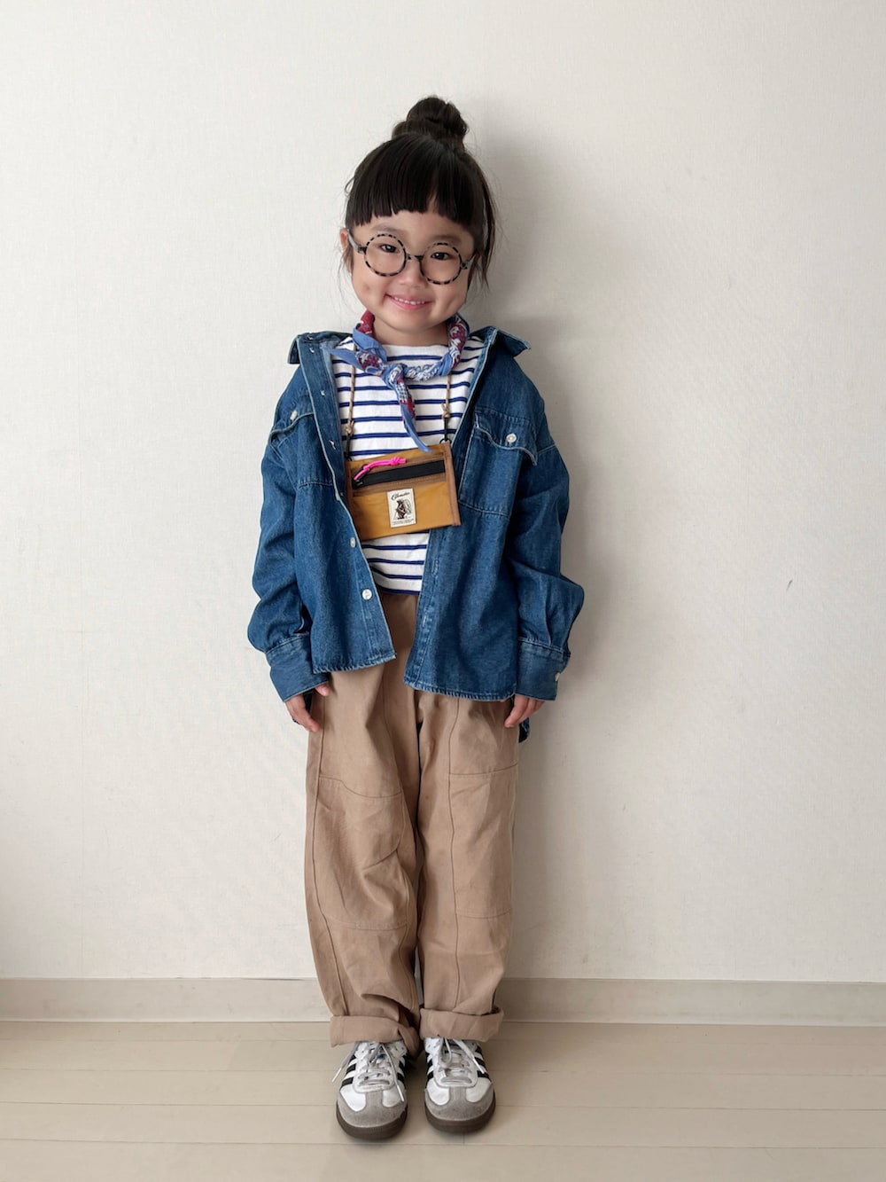 ブルー系のシャツ/ブラウス、ベージュ系のその他パンツ、ブルー系のTシャツ/カットソーを着用したキッズの秋コーディネートの3枚目の写真
