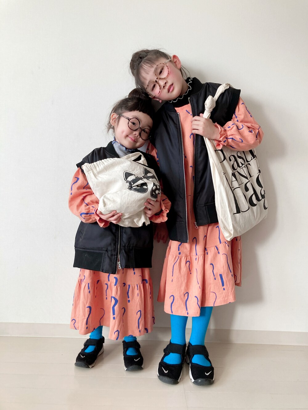 ブラック系のTシャツ/カットソー、グレー系のTシャツ/カットソー、ブラック系のダウンベストを着用したキッズの冬コーディネートの3枚目の写真