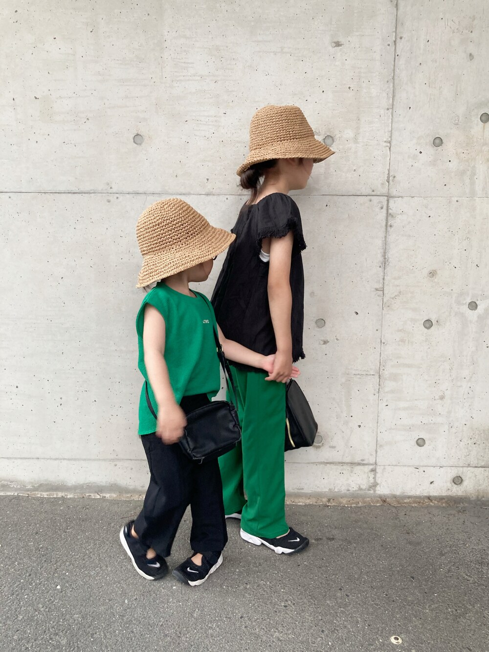 ブラック系のシャツ/ブラウス、グリーン系のタンクトップ、ブラック系のパンツを着用したキッズの夏コーディネートの2枚目の写真