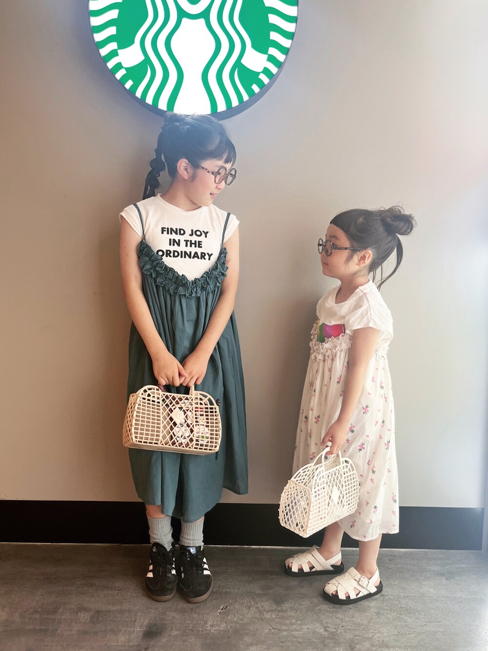 グリーン系のワンピース、ホワイト系のワンピース、ホワイト系のタンクトップを着用したキッズの夏コーディネートの2枚目の写真