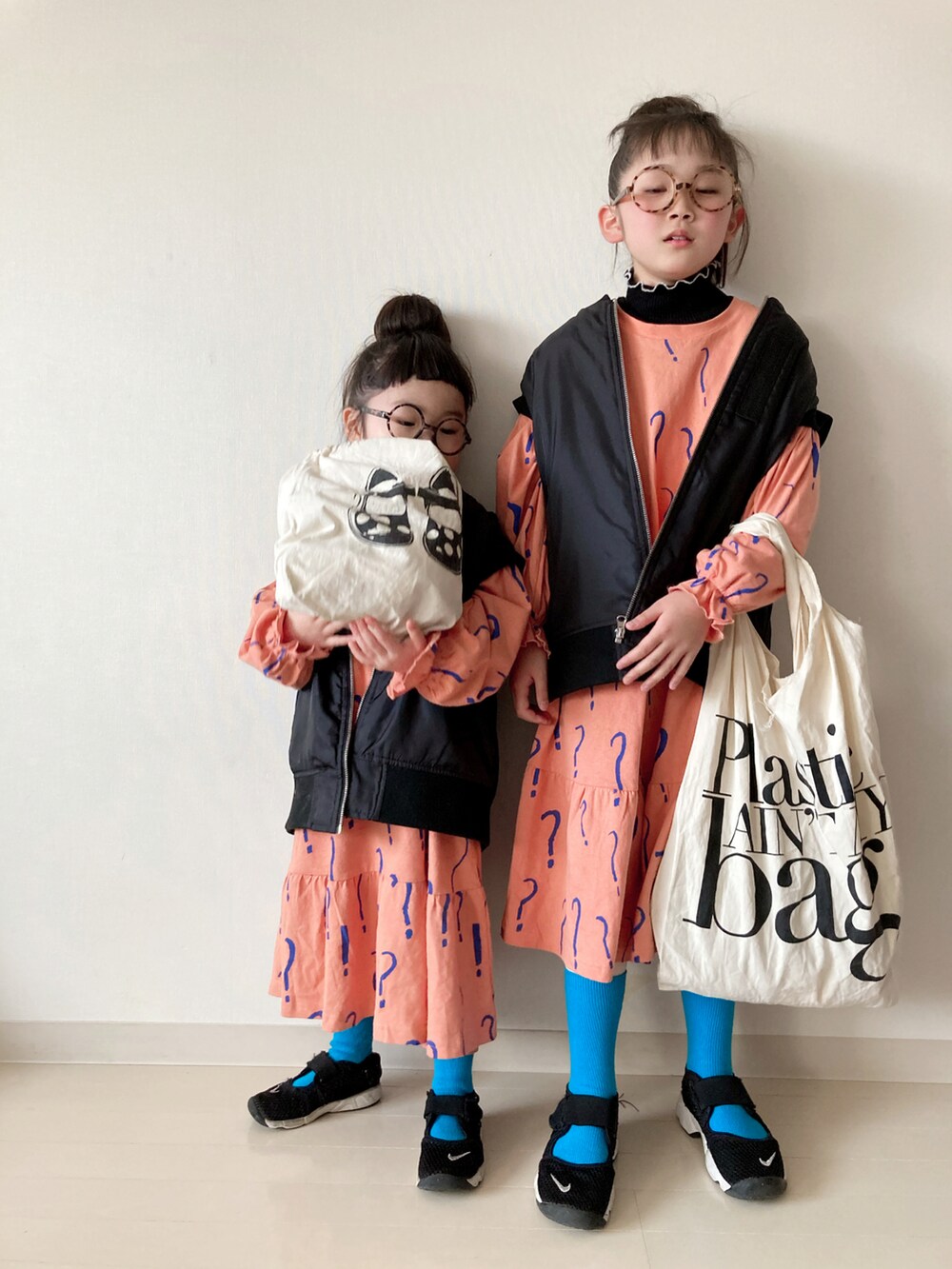 ブラック系のTシャツ/カットソー、グレー系のTシャツ/カットソー、ブラック系のダウンベストを着用したキッズの冬コーディネートの4枚目の写真