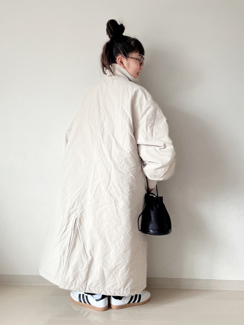 ホワイト系のナイロンジャケット、グレー系のその他パンツ、ホワイト系のスニーカーを着用したキッズの秋コーディネートの3枚目の写真