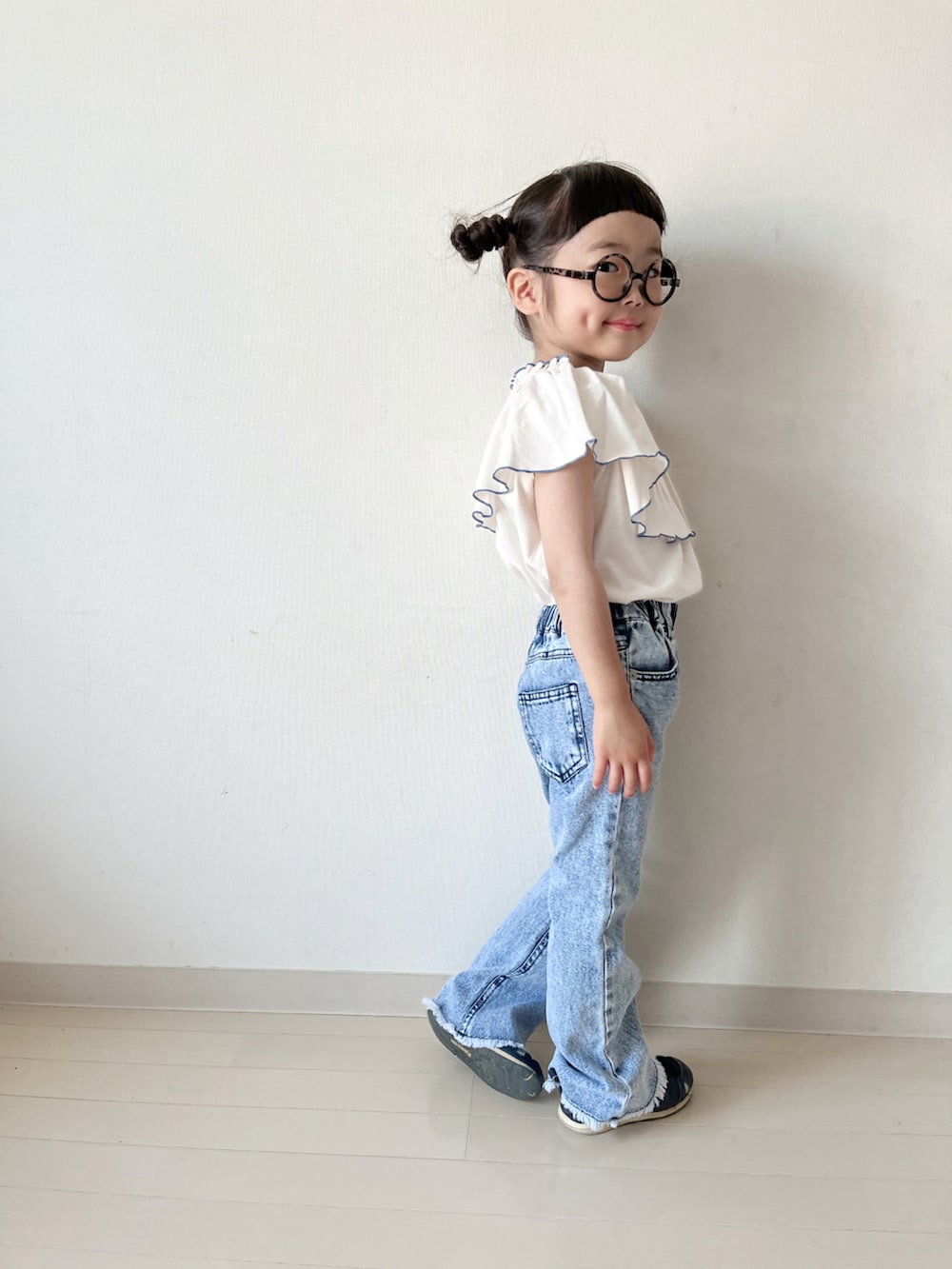 ホワイト系のTシャツ/カットソー、ブルー系のデニムパンツ、ブルー系のスニーカーを着用したキッズの夏コーディネートの3枚目の写真