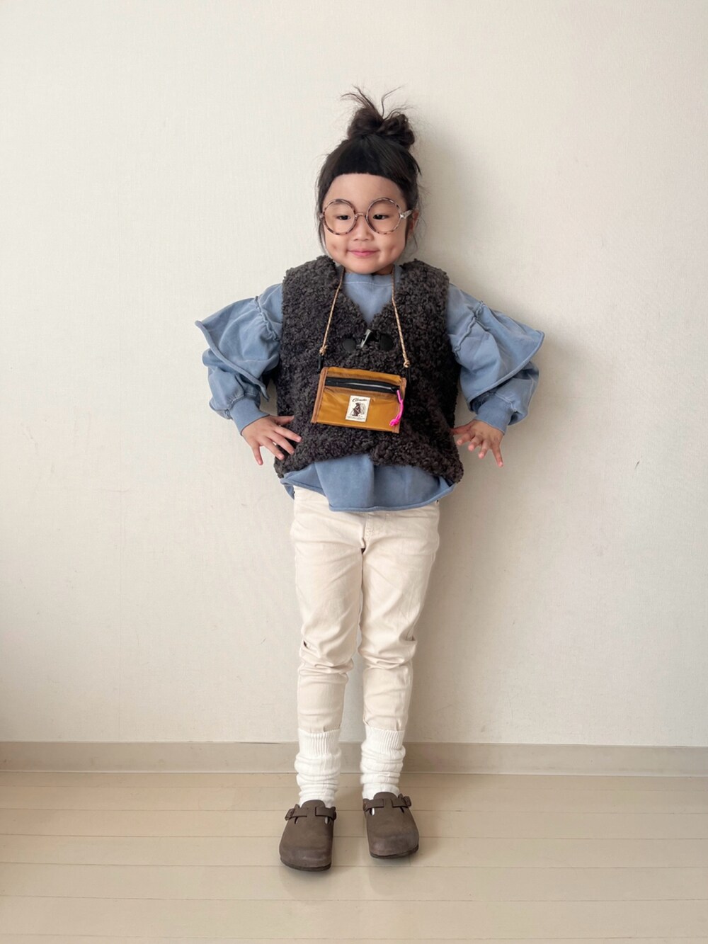 ブルー系のスウェット、グレー系のベスト、ホワイト系のその他パンツを着用したキッズの秋コーディネートの4枚目の写真