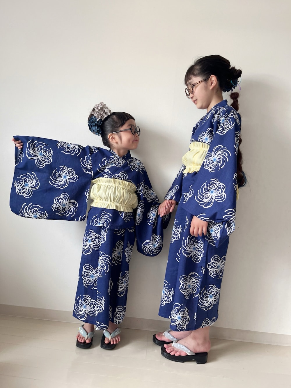ブラック系のその他シューズ、ブルー系の浴衣、ブルー系の浴衣を着用したキッズの夏コーディネートの3枚目の写真