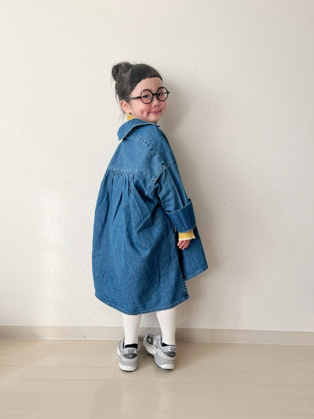 ブルー系のワンピース、イエロー系のTシャツ/カットソー、グレー系のスニーカーを着用したキッズの冬コーディネートの4枚目の写真