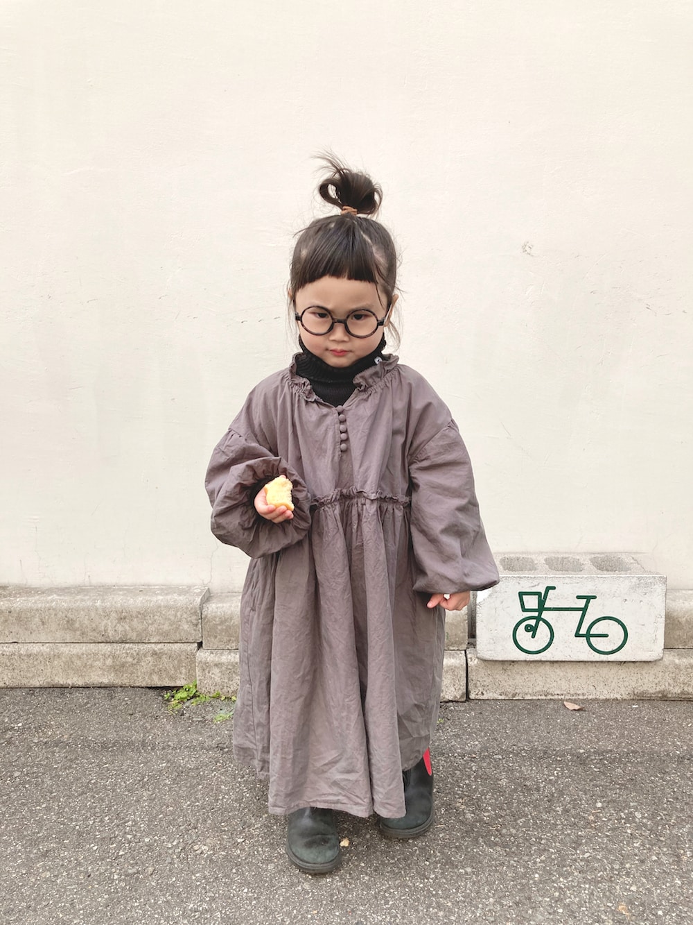 レッド系のブーツ、グレー系のワンピースを着用したキッズの冬コーディネートの2枚目の写真