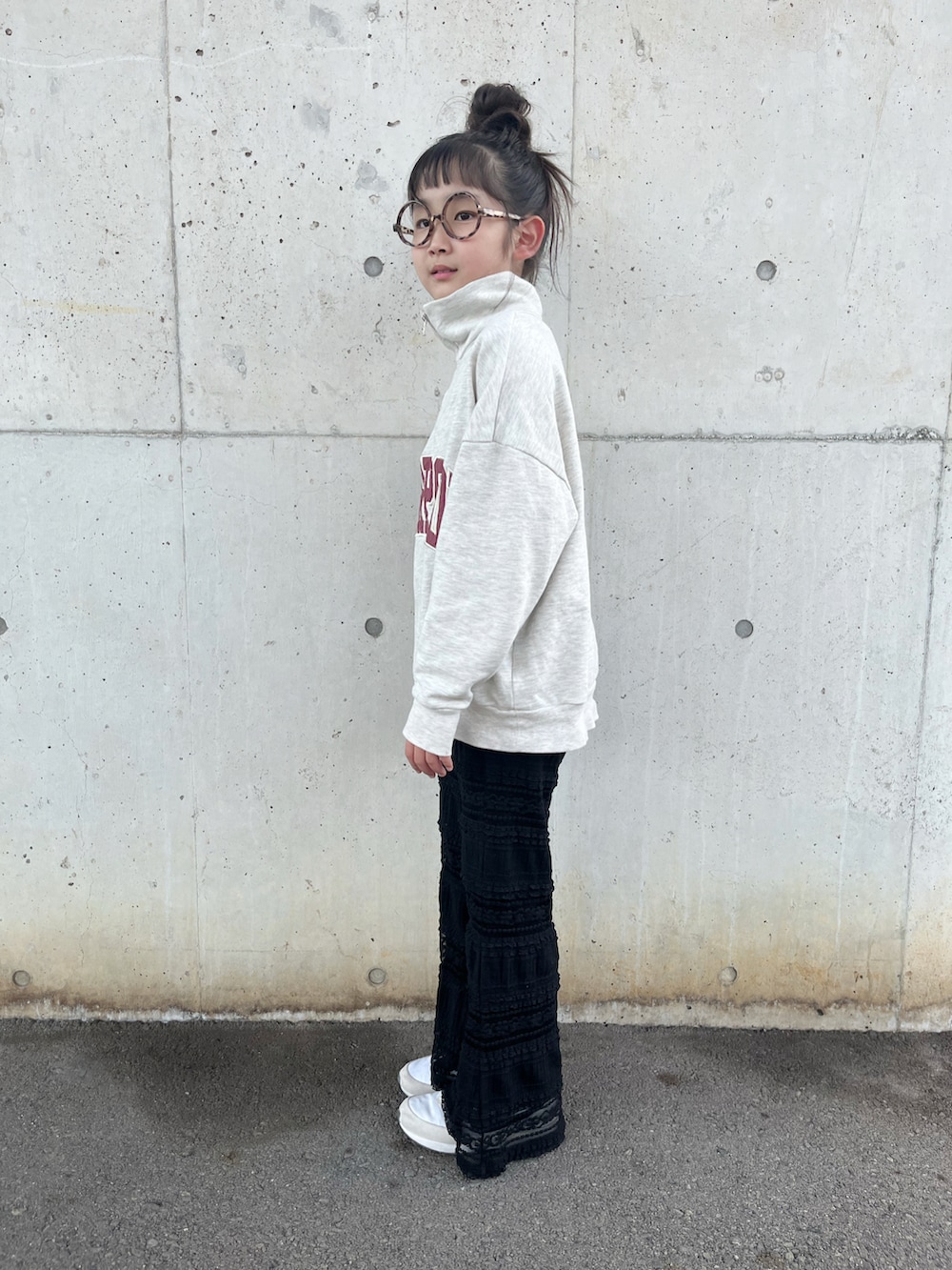 ブラック系のその他パンツ、ホワイト系のスウェット、ホワイト系のスニーカーを着用したキッズの秋コーディネートの2枚目の写真