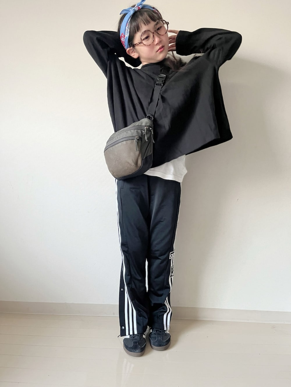 ブラック系のTシャツ/カットソー、ブラック系のその他パンツ、ブラック系のスニーカーを着用したキッズの秋コーディネートの2枚目の写真