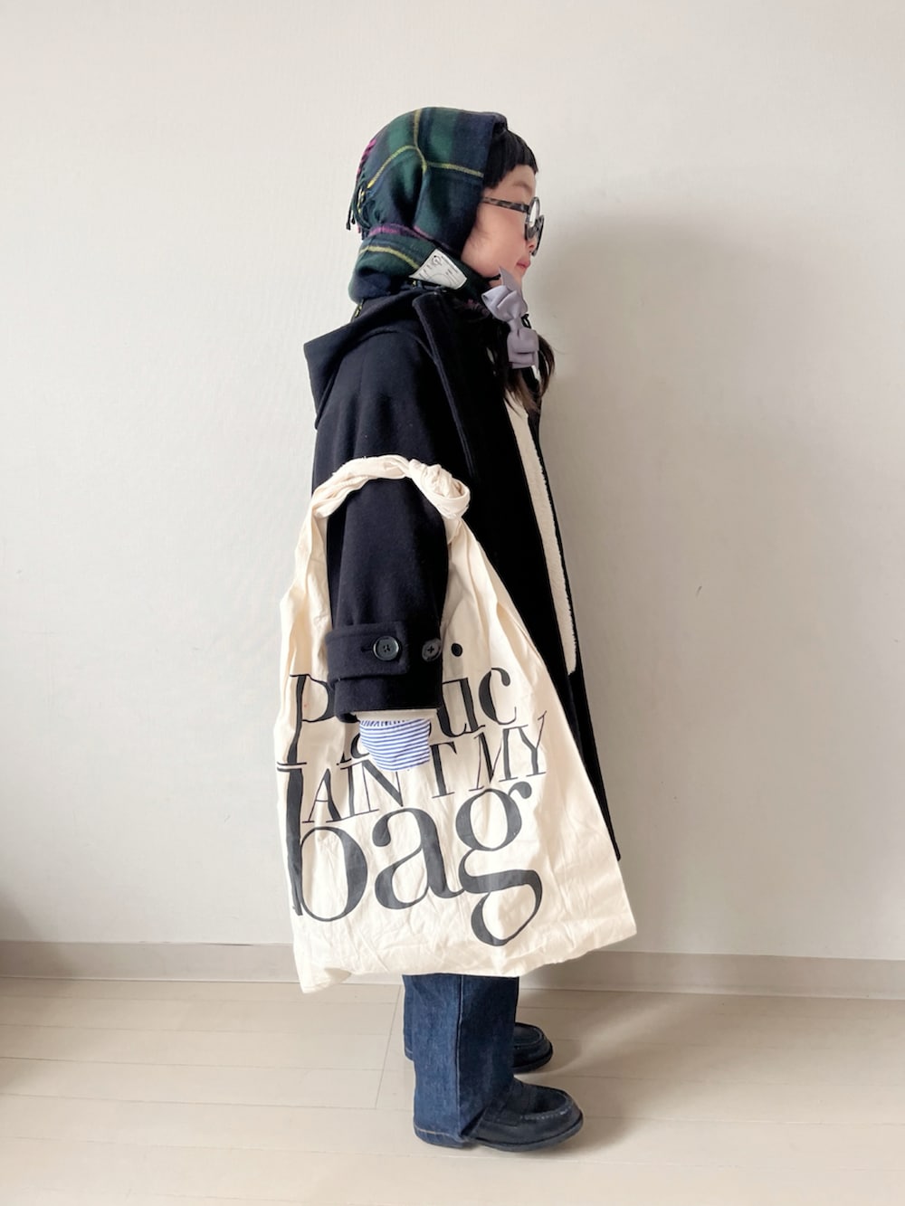 ブラック系のダッフルコート、ブルー系のシャツ/ブラウス、ブラック系のローファーを着用したキッズの冬コーディネートの4枚目の写真