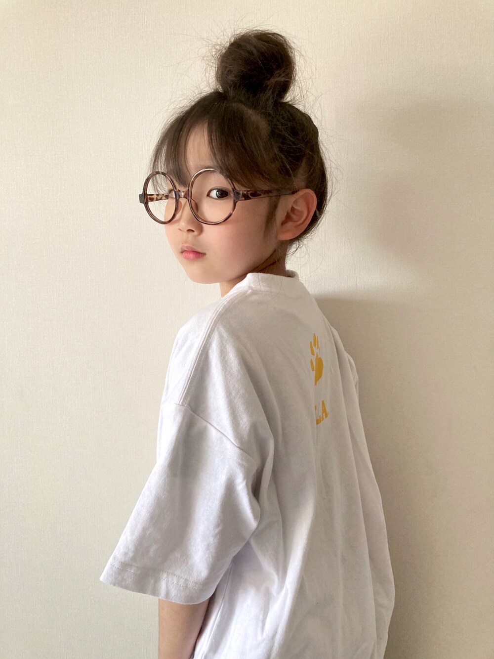 「ZOZOKIDSDAY、カジュアル、UCLA、Tシャツ、ハーフパンツ、ソックス、スニーカー、重ね着、イエロー、おだんごヘアー、めがね、コンバース、converse、CIAOPANIC TYPY、ストリート」｜「CIAOPANIC TYPYの【KIDS】【UCLA×CIAOPANIC TYPY】UCLA別注Tee（Tシャツ/カットソー、ホワイト系）」を使った、* 𝚝𝚘𝚛𝚒𝚌𝚘𝚝*さん（キッズ・120cm）の春コーディネートの4枚目の写真