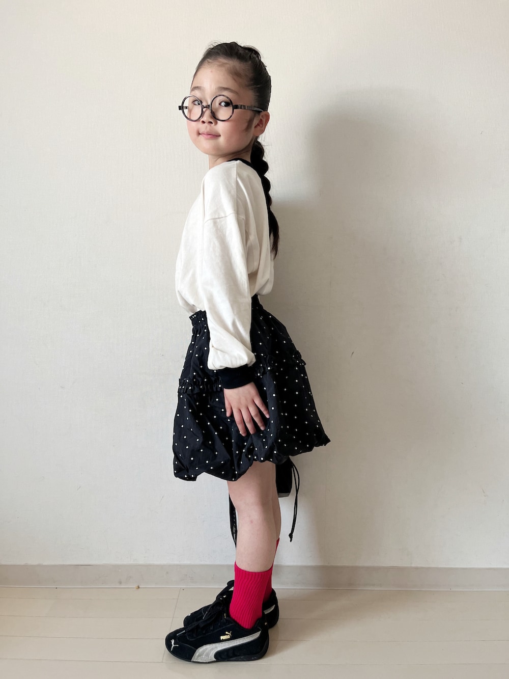 ブラック系のTシャツ/カットソー、ブラック系のスカート、ブラック系のスニーカーを着用したキッズの春コーディネートの5枚目の写真
