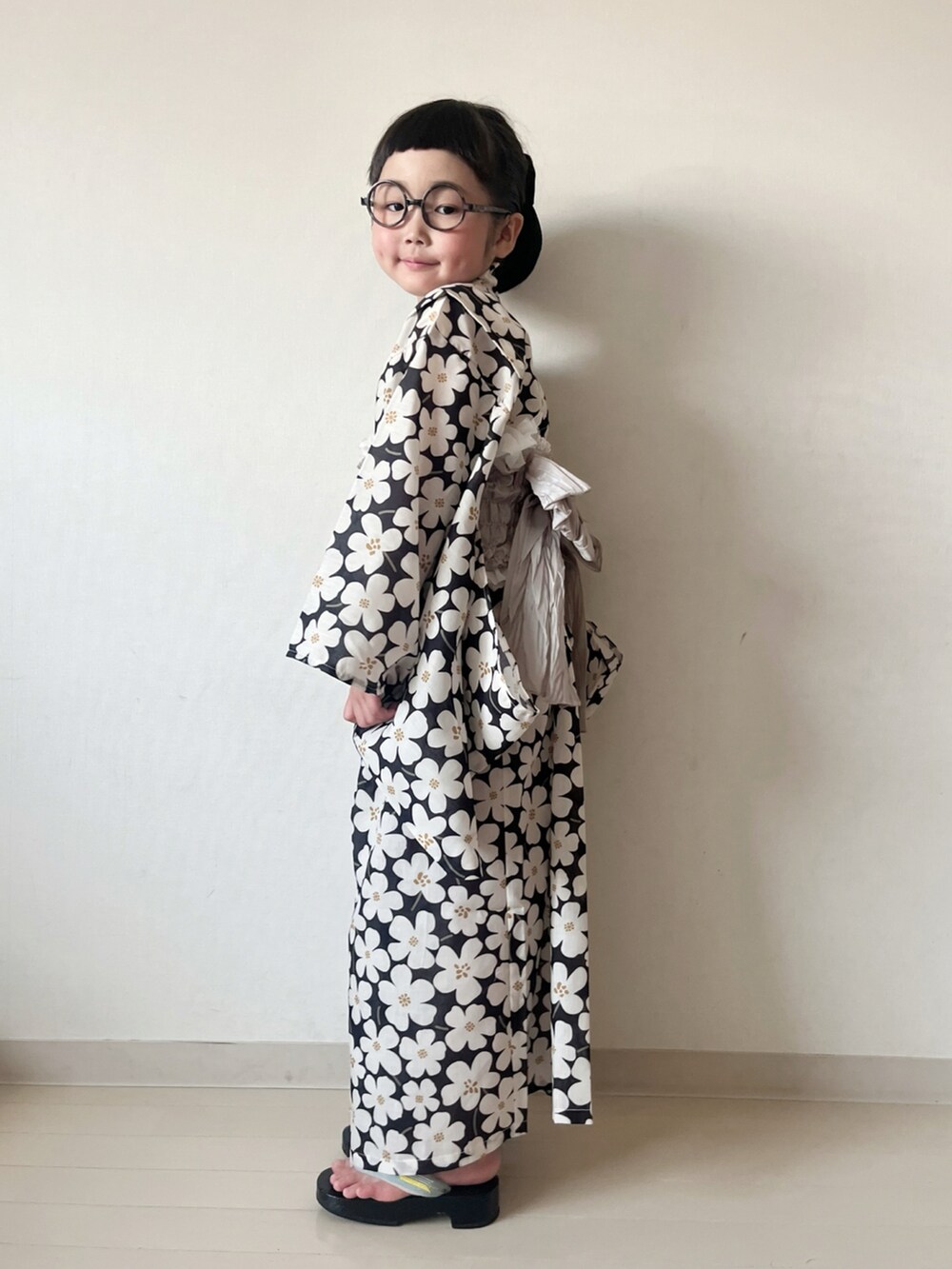 ホワイト系のチューブトップ、ブラック系のその他シューズ、ブラック系の浴衣を着用したキッズの春コーディネートの3枚目の写真