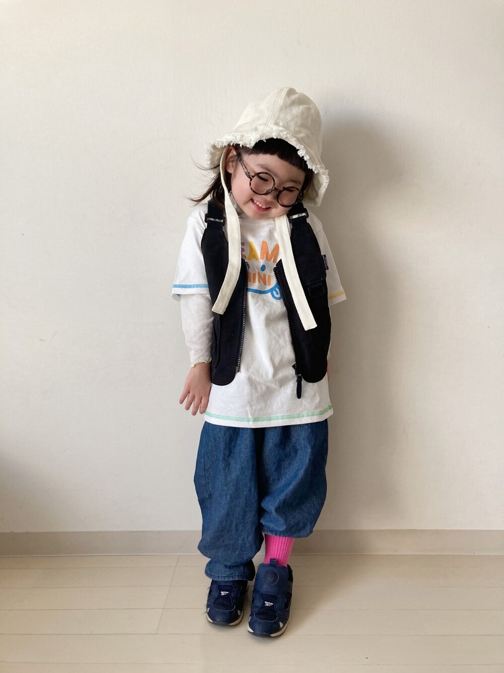 ホワイト系のTシャツ/カットソー、ホワイト系のTシャツ/カットソー、ブラック系のベストを着用したキッズの春コーディネートの2枚目の写真