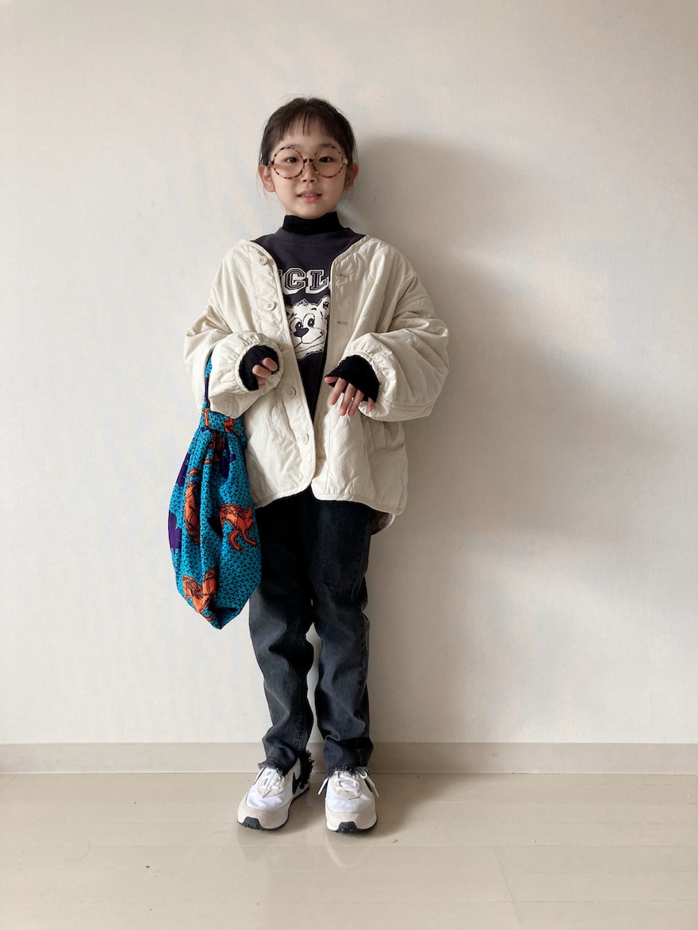 ブラック系のデニムパンツ、グレー系のスウェット、ブラック系のニット/セーターを着用したキッズの秋コーディネートの2枚目の写真