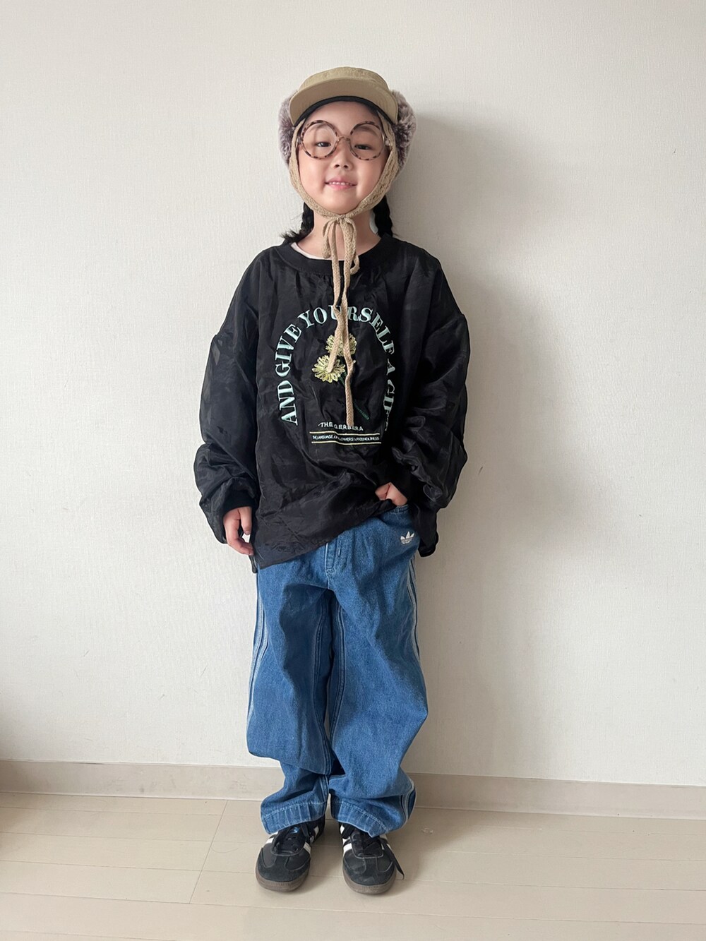 ブラウン系のワンピース、ブラック系のスニーカー、ブラック系のTシャツ/カットソーを着用したキッズの秋コーディネートの5枚目の写真