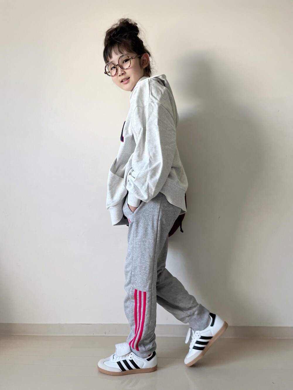 グレー系のスウェット、グレー系のスウェットパンツ、ブラック系のニット/セーターを着用したキッズの秋コーディネートの3枚目の写真