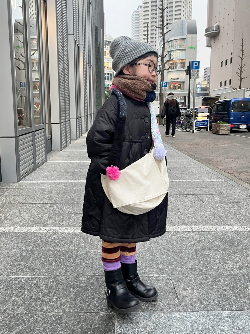 ブラック系のミリタリージャケット、グレー系のTシャツ/カットソー、ベージュ系のその他パンツを着用したキッズの冬コーディネートの2枚目の写真