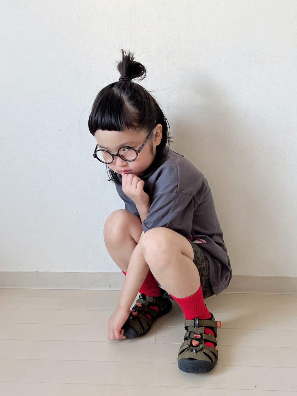 グレー系のTシャツ/カットソー、ベージュ系のスカート、グリーン系のサンダルを着用したキッズの夏コーディネートの5枚目の写真