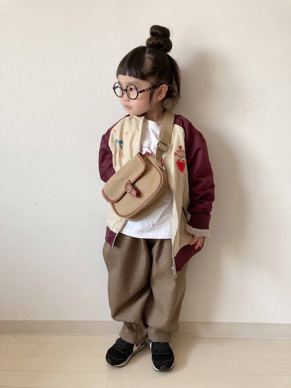 レッド系のブルゾン、ホワイト系のTシャツ/カットソー、ブラウン系のその他パンツを着用したキッズの春コーディネートの2枚目の写真