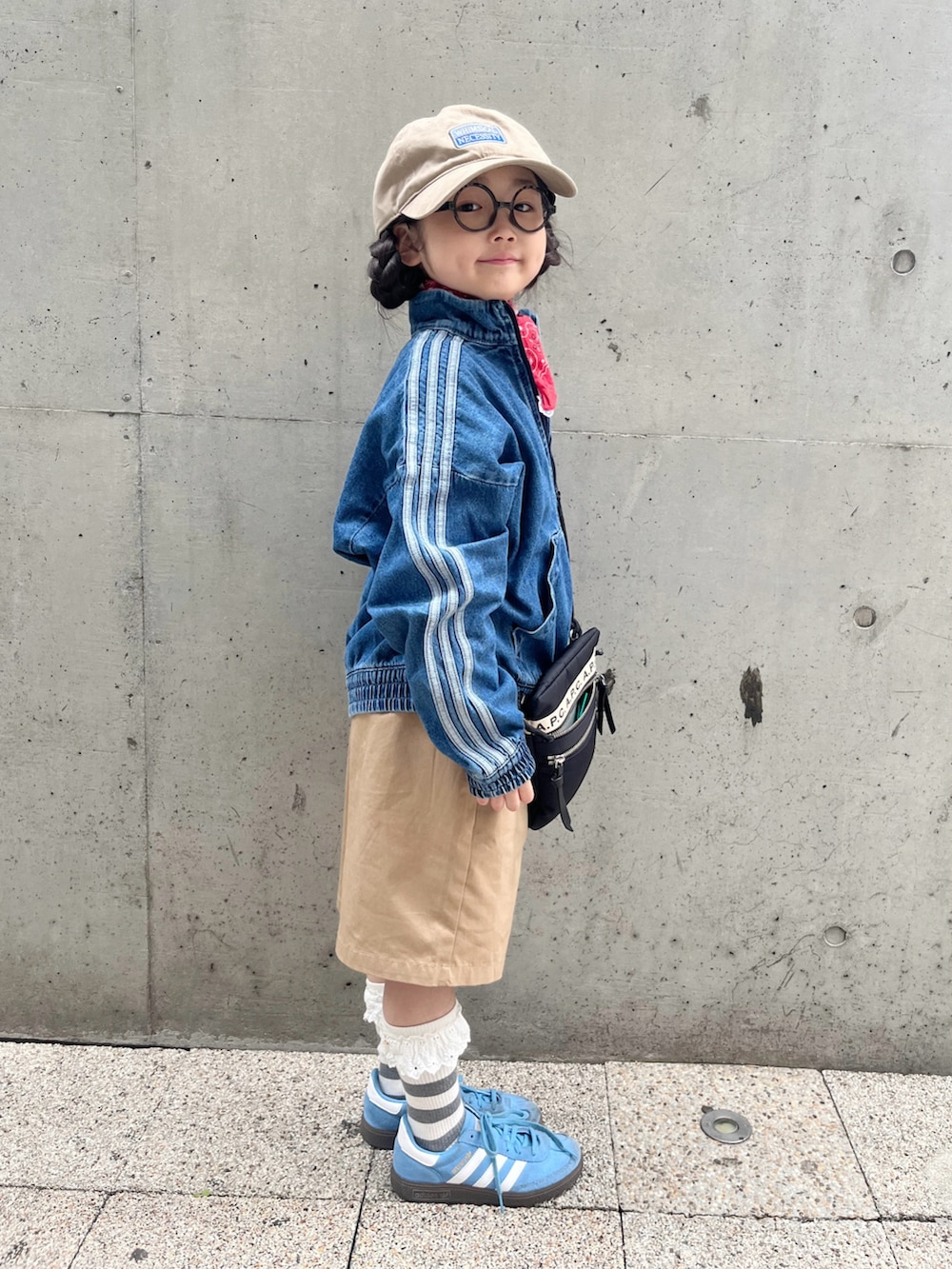 ブルー系のジャージ、ベージュ系のその他パンツ、ブルー系のスニーカーを着用したキッズの春コーディネートの4枚目の写真