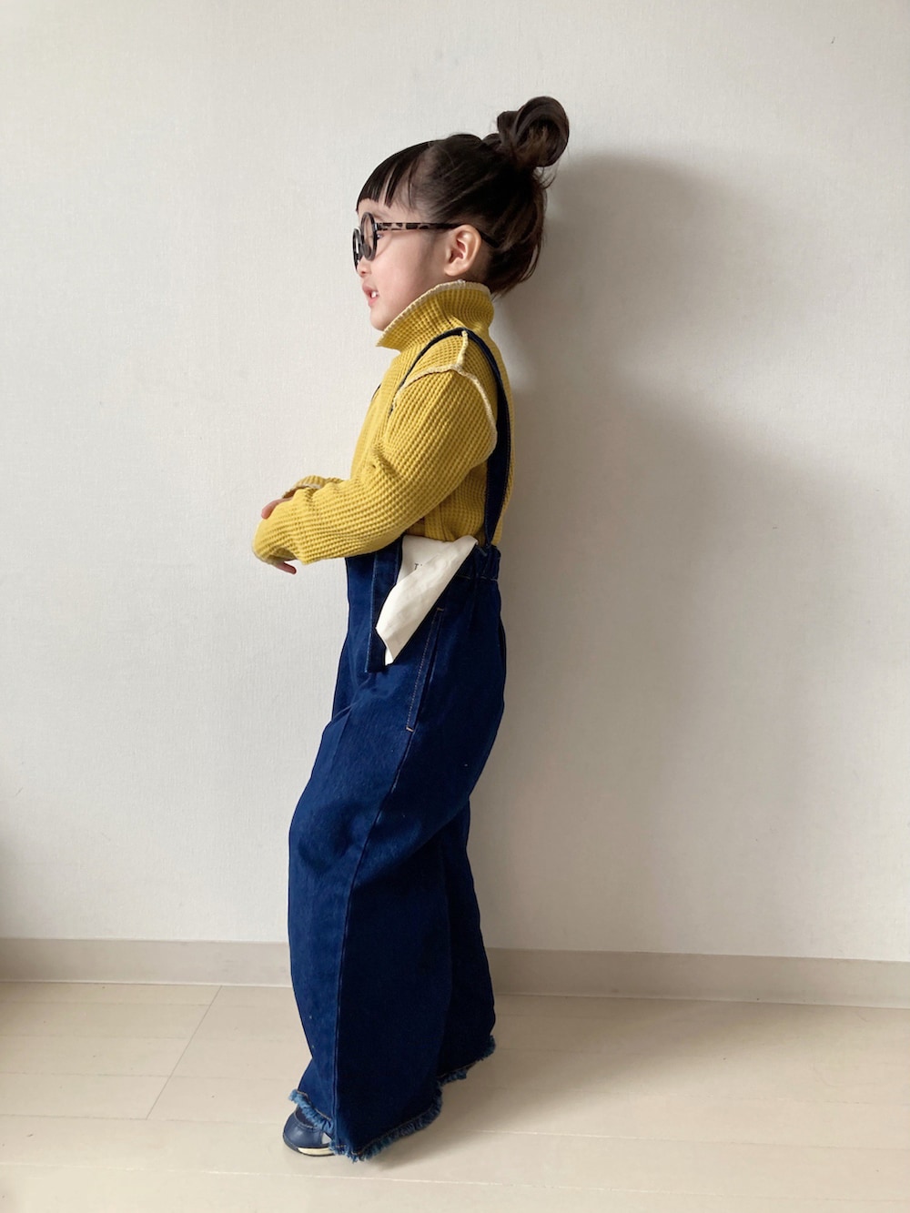 ブルー系のデニムパンツ、イエロー系のTシャツ/カットソー、ブルー系のスニーカーを着用したキッズの冬コーディネートの3枚目の写真