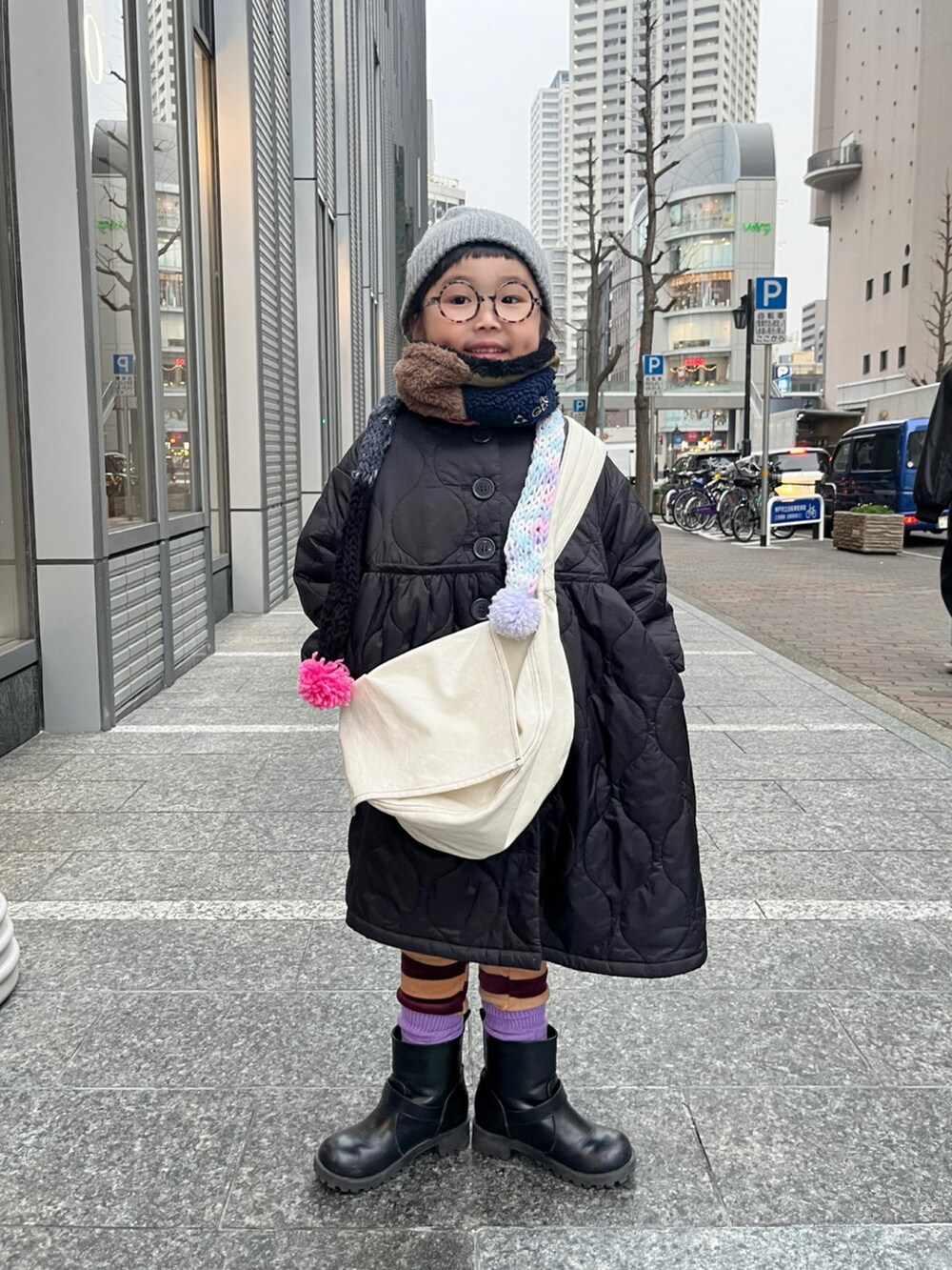 ブラック系のミリタリージャケット、グレー系のTシャツ/カットソー、ベージュ系のその他パンツを着用したキッズの冬コーディネートの4枚目の写真