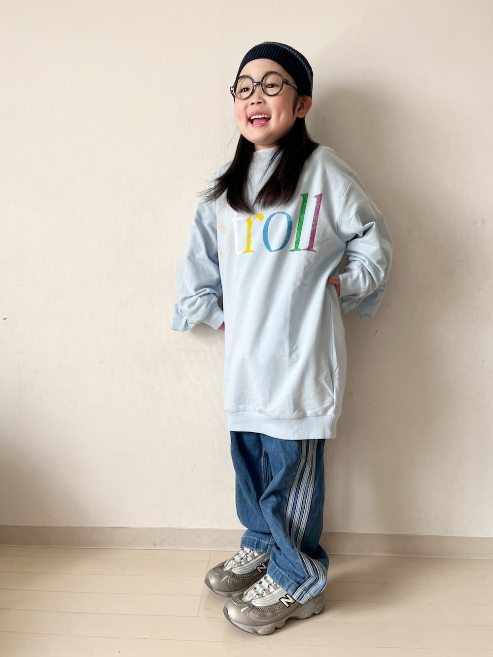 ブルー系のワンピース、ブルー系のジャージ、ベージュ系のスニーカーを着用したキッズの春コーディネートの4枚目の写真