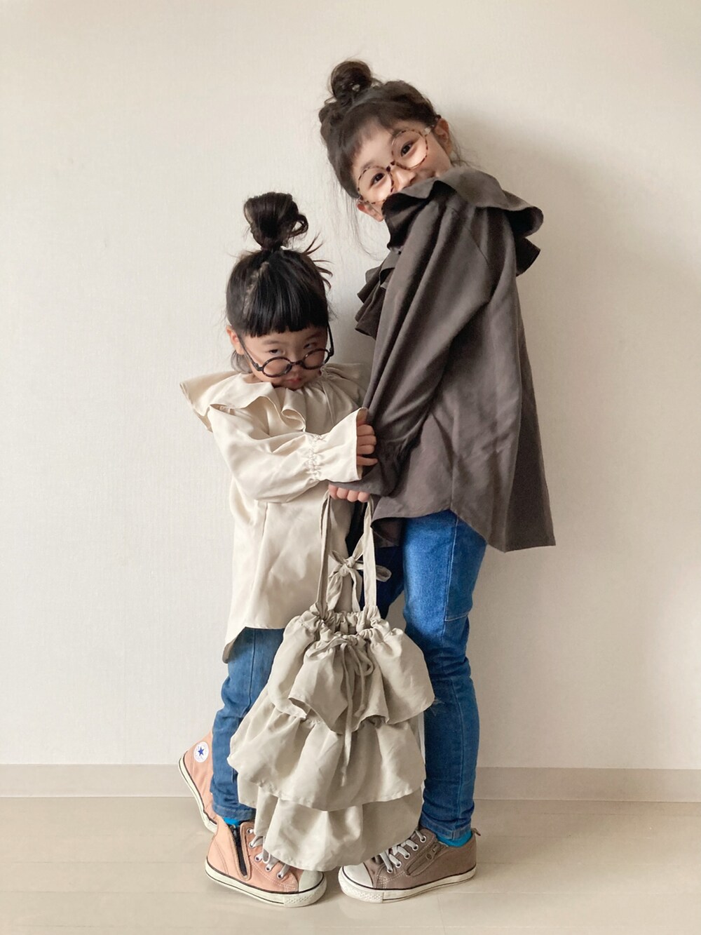 グレー系のシャツ/ブラウス、ホワイト系のシャツ/ブラウス、ブルー系のデニムパンツを着用したキッズの秋コーディネートの4枚目の写真