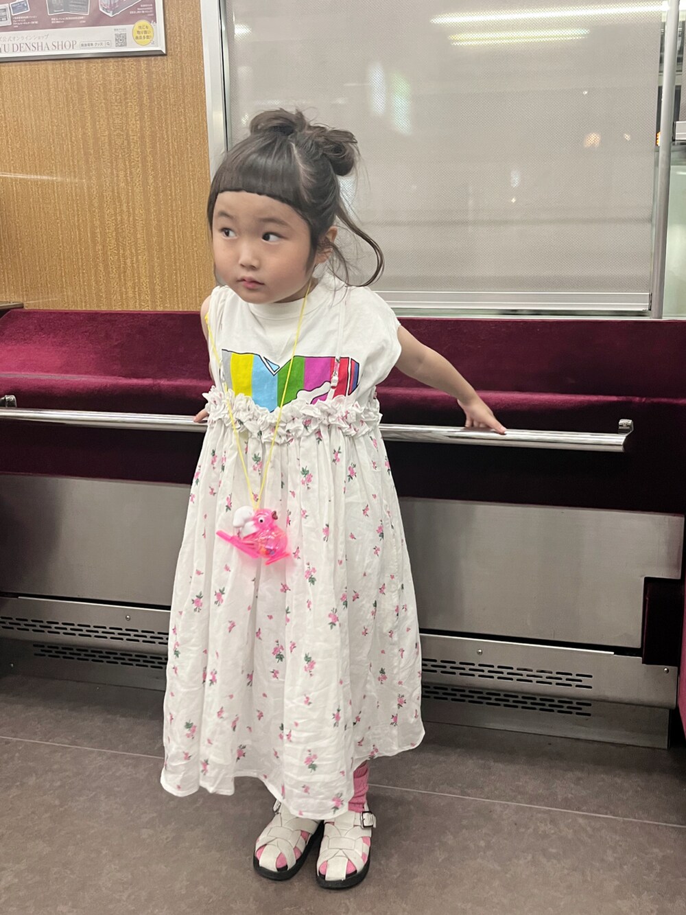 グリーン系のワンピース、ホワイト系のワンピース、ホワイト系のタンクトップを着用したキッズの夏コーディネートの3枚目の写真