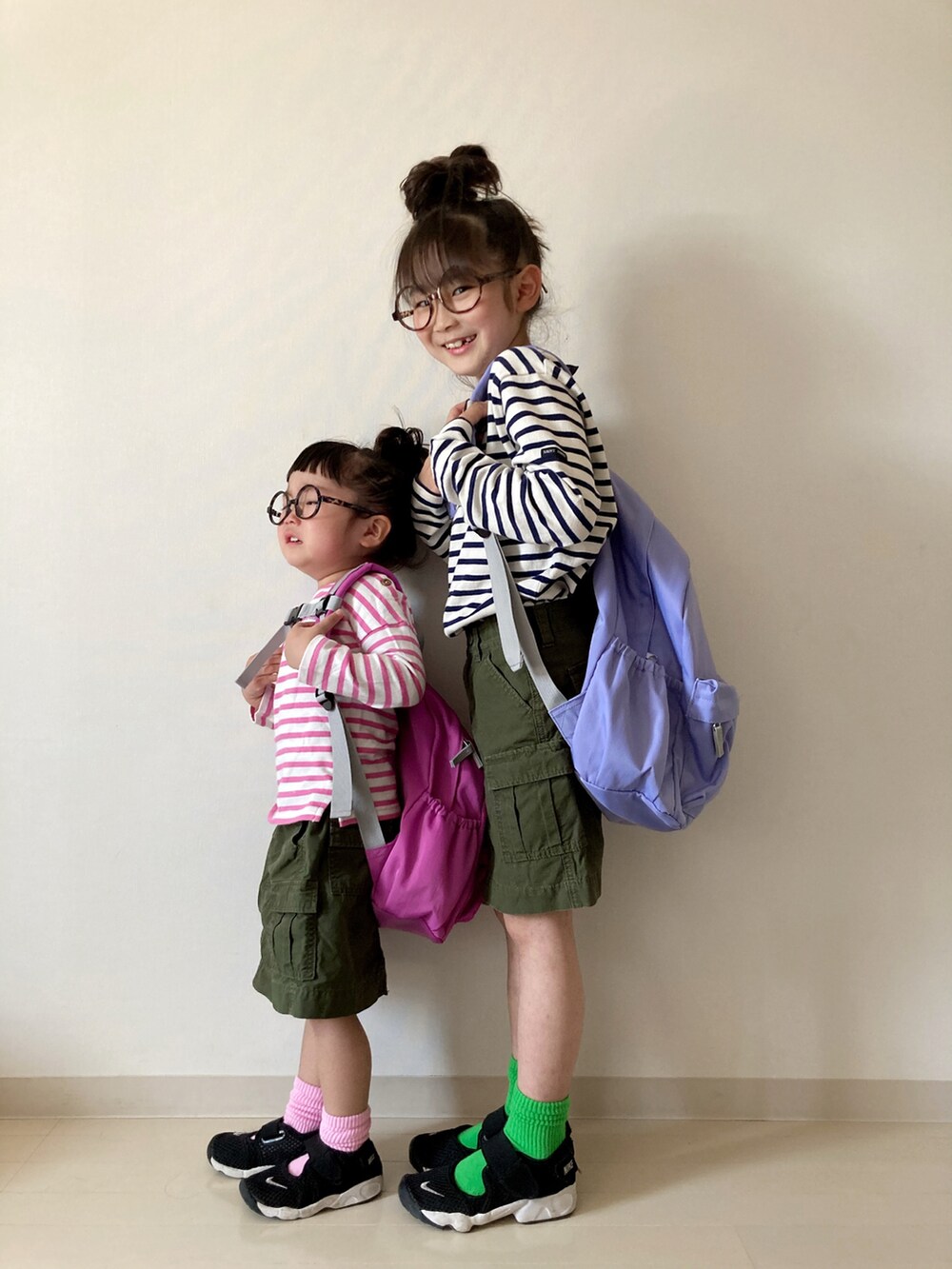 パープル系のバックパック/リュック、パープル系のバックパック/リュック、ピンク系のトップスを着用したキッズの春コーディネートの4枚目の写真