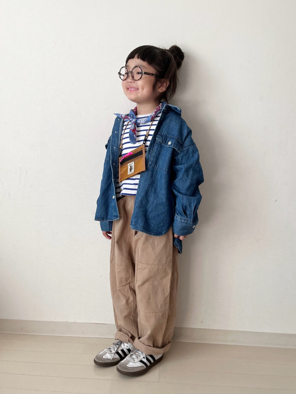 ブルー系のシャツ/ブラウス、ベージュ系のその他パンツ、ブルー系のTシャツ/カットソーを着用したキッズの秋コーディネートの2枚目の写真