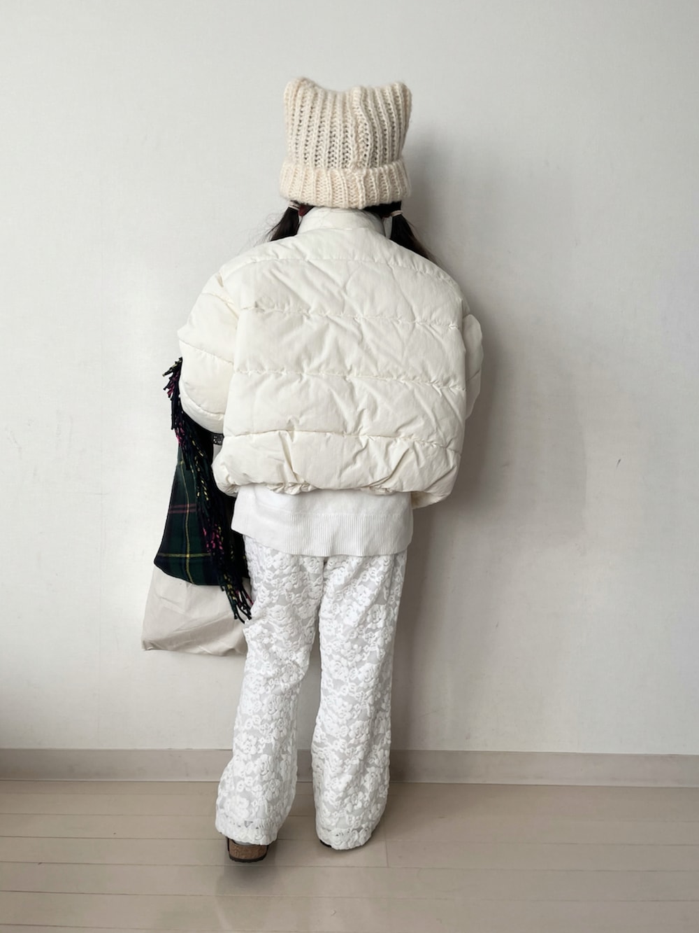 ホワイト系のダウンジャケット/コート、ホワイト系のニット/セーター、ホワイト系のTシャツ/カットソーを着用したキッズの冬コーディネートの5枚目の写真