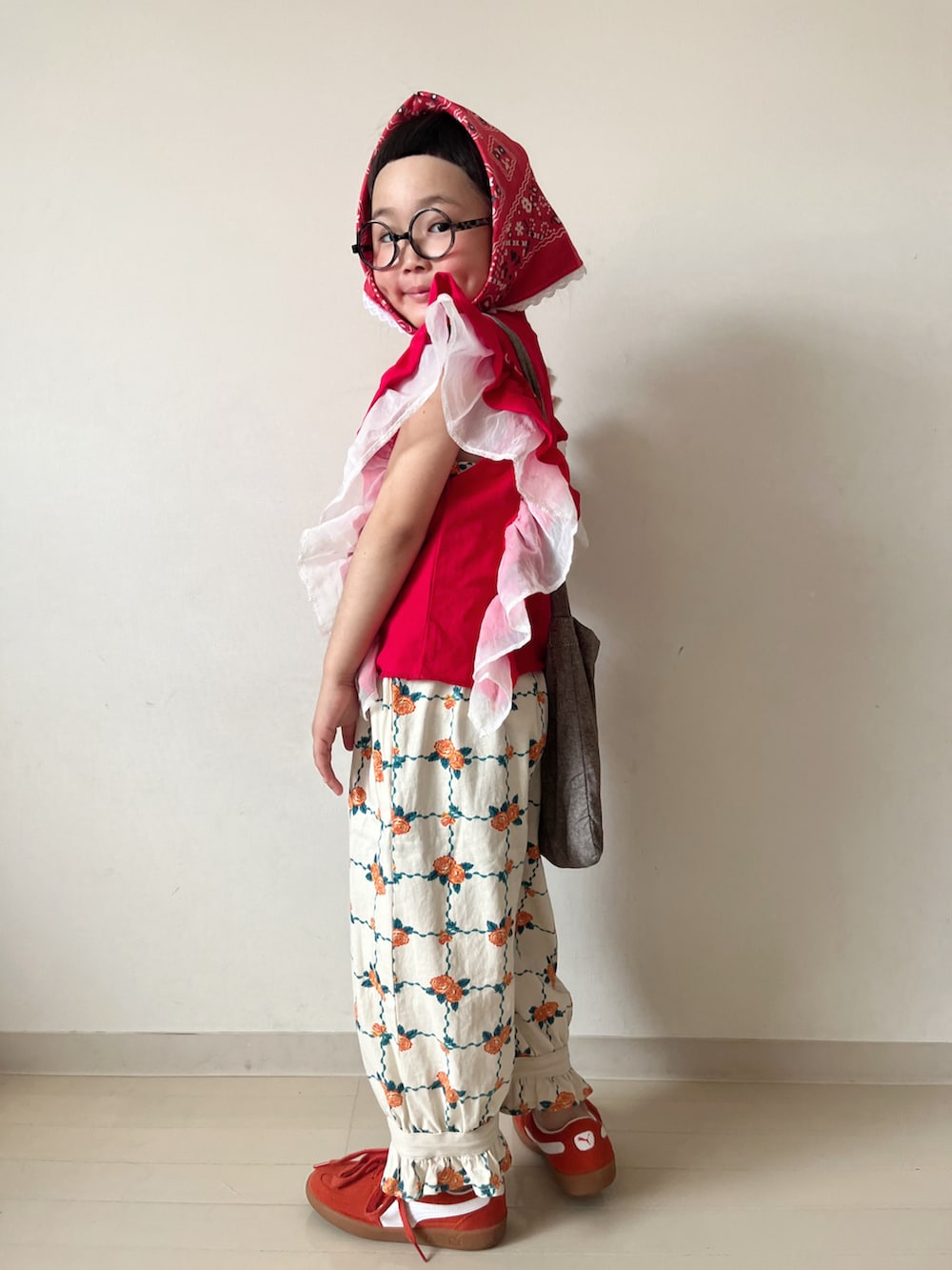 レッド系のTシャツ/カットソー、オレンジ系のその他パンツ、レッド系のスニーカーを着用したキッズの夏コーディネートの3枚目の写真