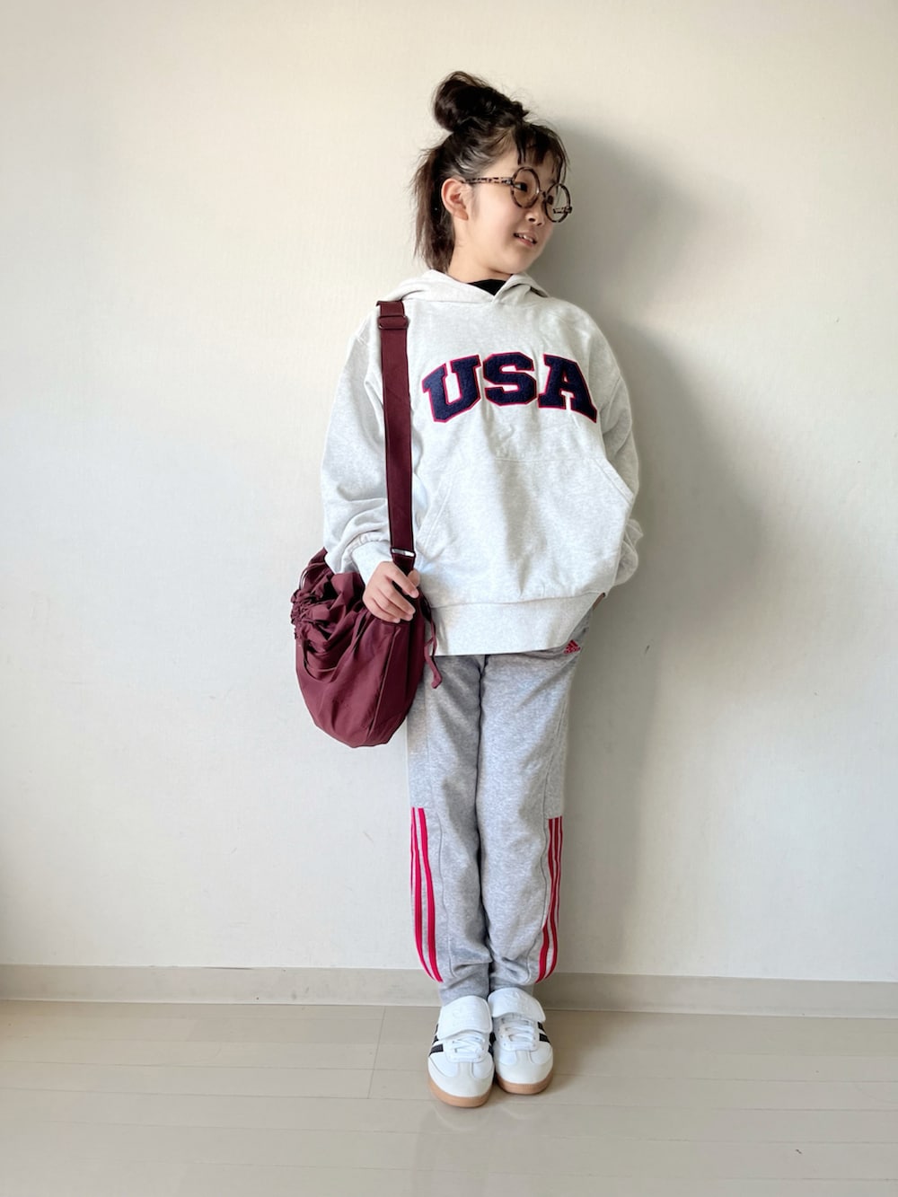 グレー系のスウェット、グレー系のスウェットパンツ、ブラック系のニット/セーターを着用したキッズの秋コーディネートの4枚目の写真